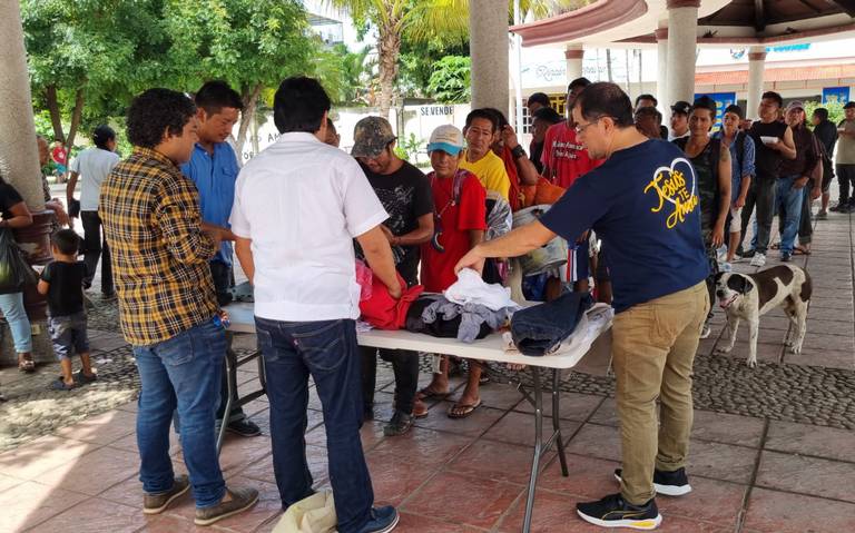 Creyentes otorgan alimentos a migrantes que arribaron en caravana